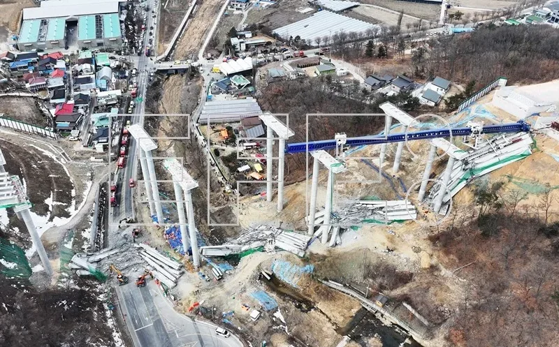 Puente colapsa en Corea del Sur